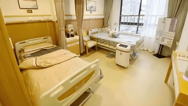 记者：阿代米赛后在更衣室和大家说了很抱歉，他很难过